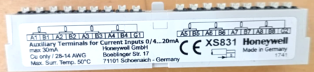  - Honeywell  XS831 - Borniers auxiliaires (pour la connexion de signaux 0 à 20 mA). Chaque bornier est composé de deux groupes de quatre paires de bornes enfichables (chacune avec une résistance de 499 Ω à la masse) pour prendre en charge jusqu'à huit entrées de courant. Uniquement pour CLIOP830A et CLIOP831A., lot de 10 unités